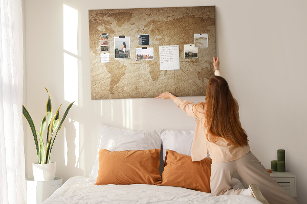 Prikbord met kaart van de oude wereld op een bruine achtergrond