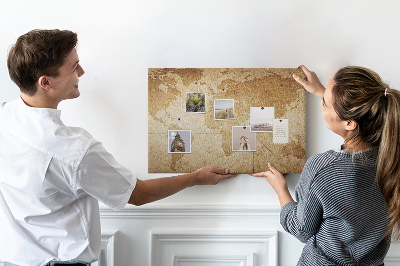 Prikbord met kaart van de oude wereld op een bruine achtergrond