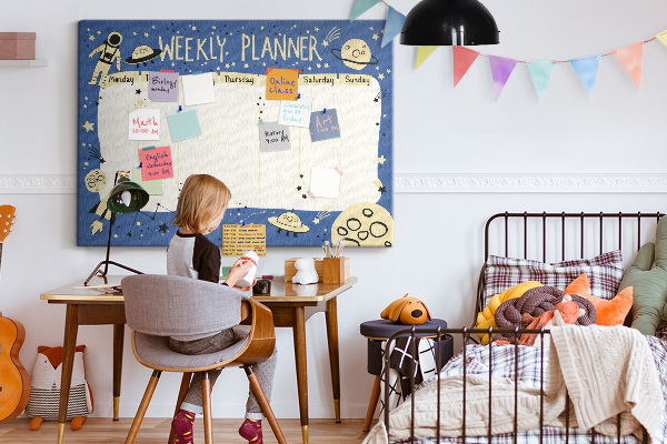 Kurkbord kosmische weekplanner met planeten en sterren