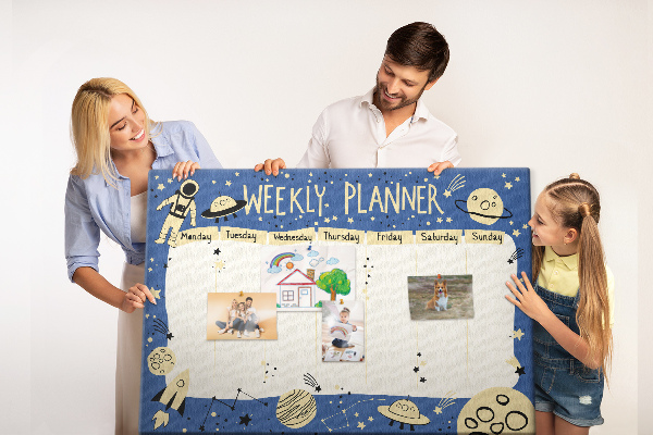 Kurkbord kosmische weekplanner met planeten en sterren