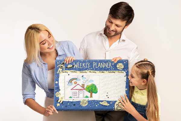 Kurkbord kosmische weekplanner met planeten en sterren