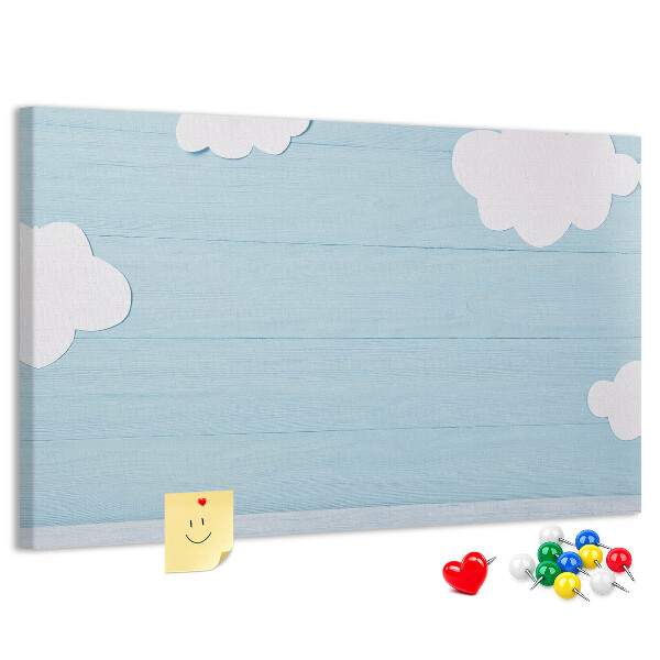 Prikbord met een hemel met wolken op een houten achtergrond