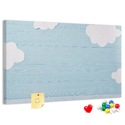 Prikbord met een hemel met wolken op een houten achtergrond