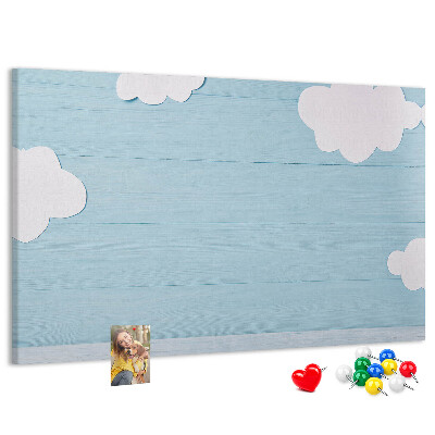 Prikbord met een hemel met wolken op een houten achtergrond
