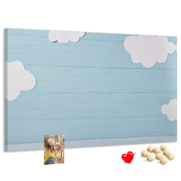 Prikbord met een hemel met wolken op een houten achtergrond