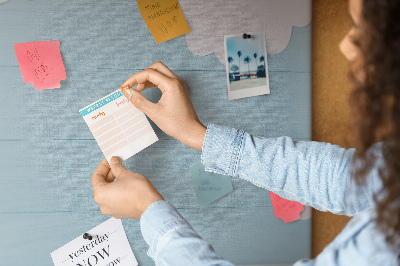 Prikbord met een hemel met wolken op een houten achtergrond