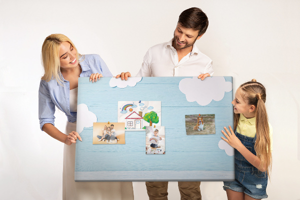 Prikbord met een hemel met wolken op een houten achtergrond