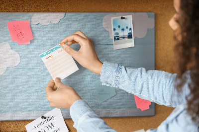 Prikbord met een hemel met wolken op een houten achtergrond