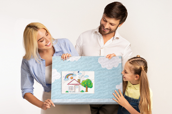 Prikbord met een hemel met wolken op een houten achtergrond
