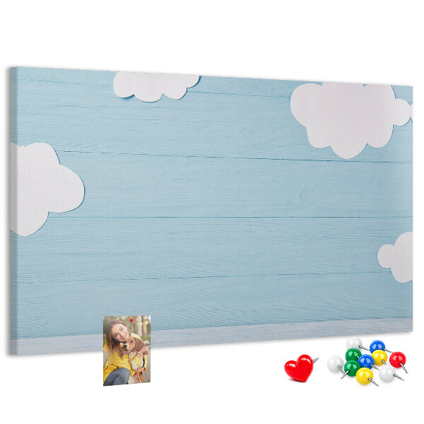 Prikbord met een hemel met wolken op een houten achtergrond
