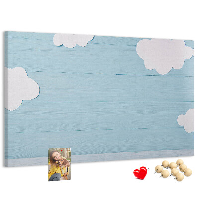 Prikbord met een hemel met wolken op een houten achtergrond