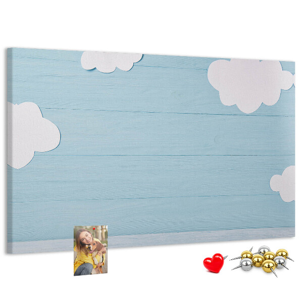 Prikbord met een hemel met wolken op een houten achtergrond