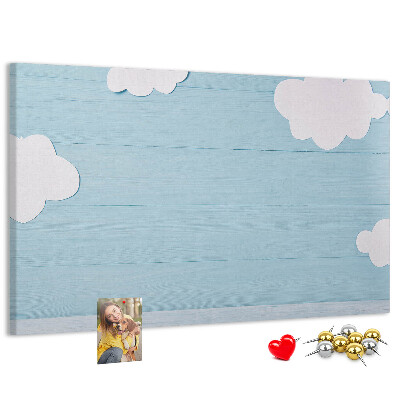 Prikbord met een hemel met wolken op een houten achtergrond