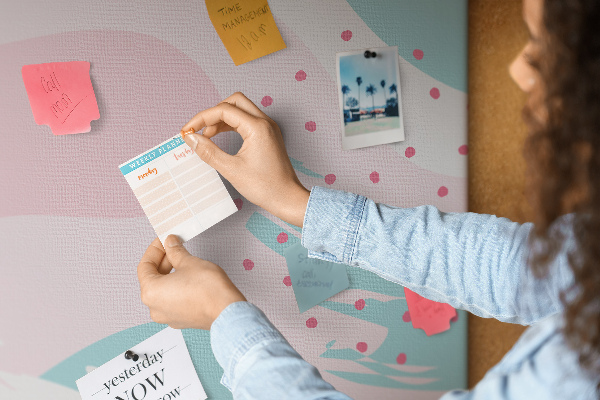Kurkbord abstracte stippen in pastelkleuren