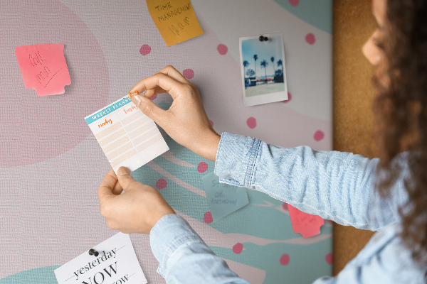 Kurkbord abstracte stippen in pastelkleuren