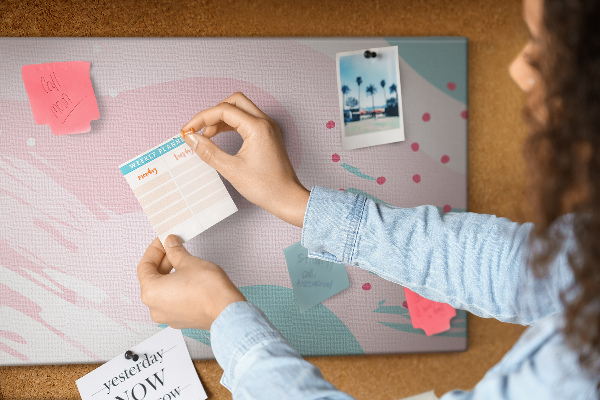 Kurkbord abstracte stippen in pastelkleuren