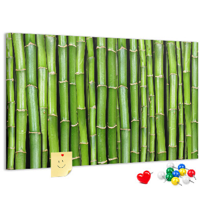 Prikbord met groene bamboestengels in natuurlijke schikking