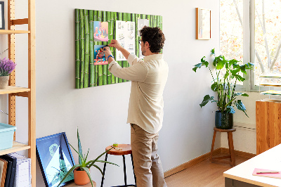 Prikbord met groene bamboestengels in natuurlijke schikking