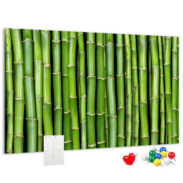 Prikbord met groene bamboestengels in natuurlijke schikking