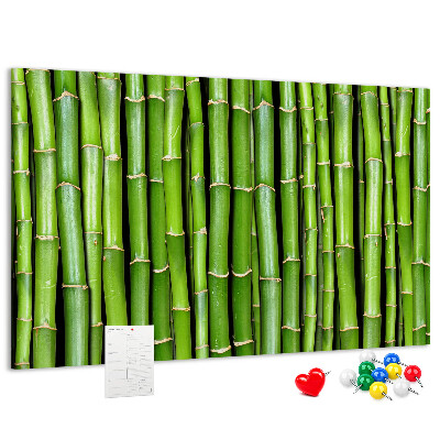 Prikbord met groene bamboestengels in natuurlijke schikking