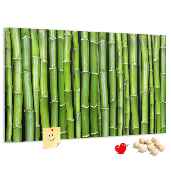Prikbord met groene bamboestengels in natuurlijke schikking