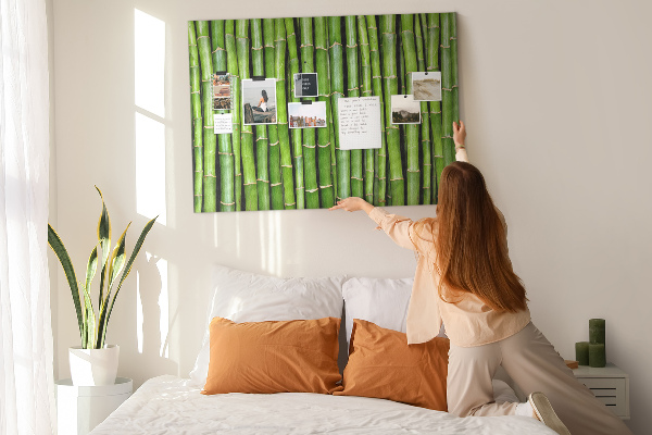 Prikbord met groene bamboestengels in natuurlijke schikking