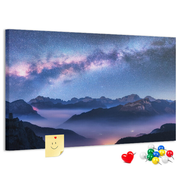 Kurkbord met een nachtelijke hemel boven een berglandschap