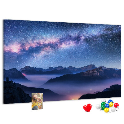 Kurkbord met een nachtelijke hemel boven een berglandschap