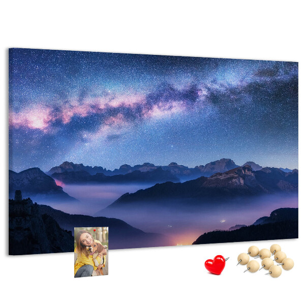 Kurkbord met een nachtelijke hemel boven een berglandschap