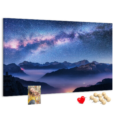 Kurkbord met een nachtelijke hemel boven een berglandschap