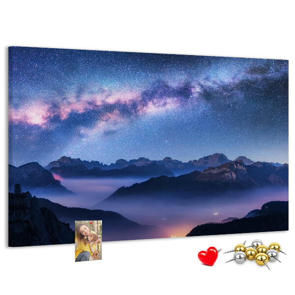 Kurkbord met een nachtelijke hemel boven een berglandschap