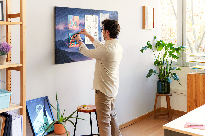Kurkbord met een nachtelijke hemel boven een berglandschap