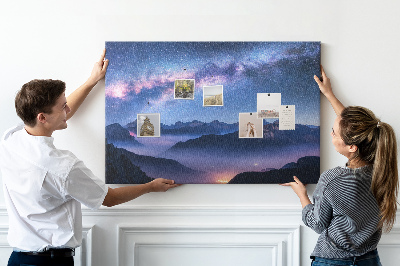 Kurkbord met een nachtelijke hemel boven een berglandschap