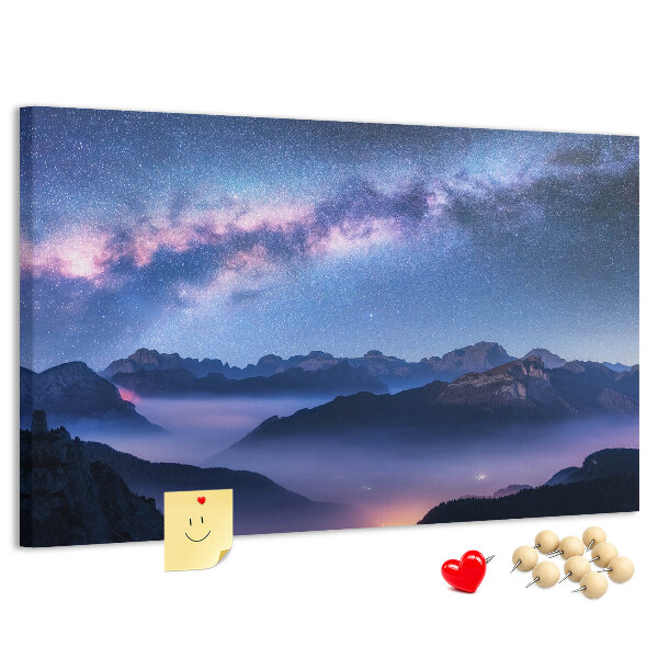 Kurkbord met een nachtelijke hemel boven een berglandschap