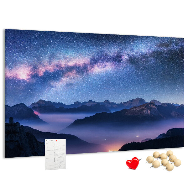 Kurkbord met een nachtelijke hemel boven een berglandschap
