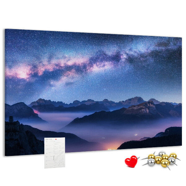 Kurkbord met een nachtelijke hemel boven een berglandschap