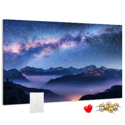 Kurkbord met een nachtelijke hemel boven een berglandschap