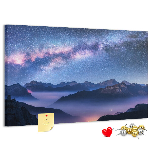 Kurkbord met een nachtelijke hemel boven een berglandschap
