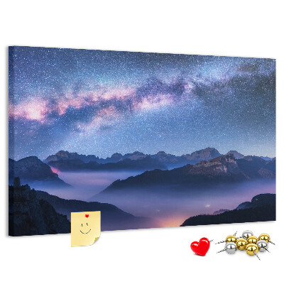Kurkbord met een nachtelijke hemel boven een berglandschap