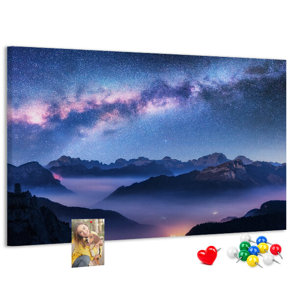 Kurkbord met een nachtelijke hemel boven een berglandschap