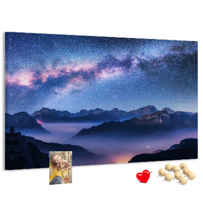 Kurkbord met een nachtelijke hemel boven een berglandschap