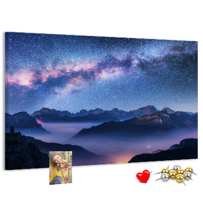 Kurkbord met een nachtelijke hemel boven een berglandschap