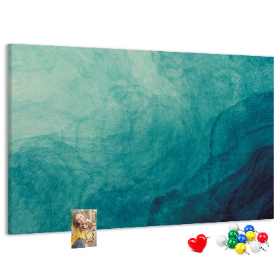 Kurk prikbord met een afbeelding van blauwe golven in een vredige compositie