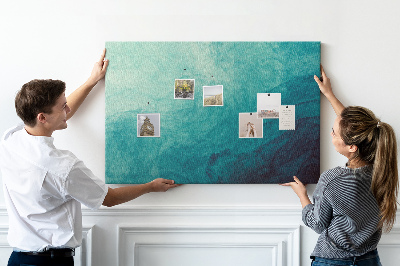 Kurk prikbord met een afbeelding van blauwe golven in een vredige compositie