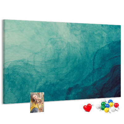 Kurk prikbord met een afbeelding van blauwe golven in een vredige compositie