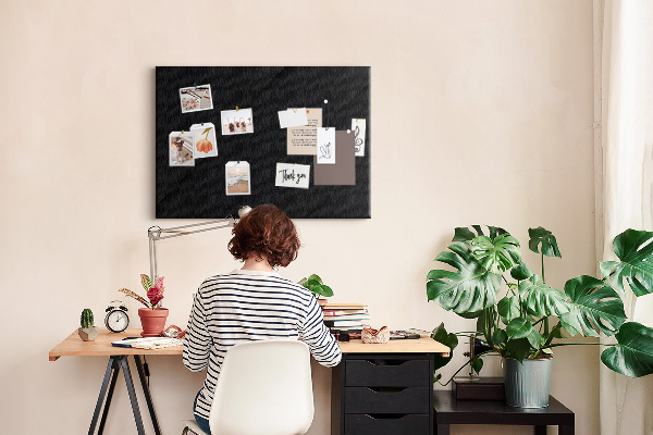 Prikbord zwart met gekleurde spelden