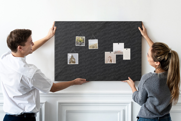 Prikbord zwart met gekleurde spelden