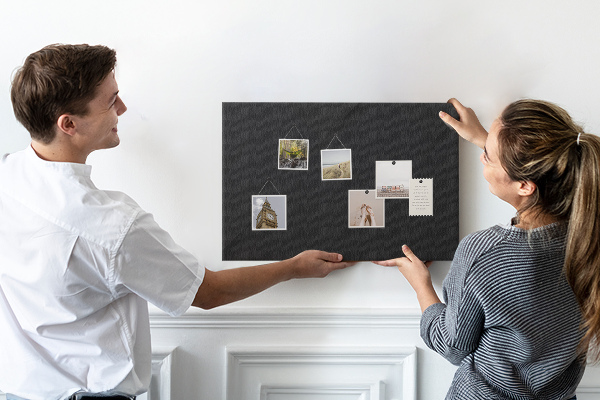 Prikbord zwart met gekleurde spelden