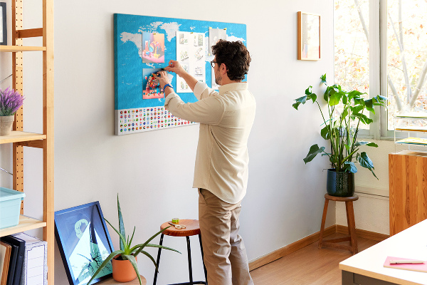 Kurkbord kleurrijke wereldkaart met landvlaggen