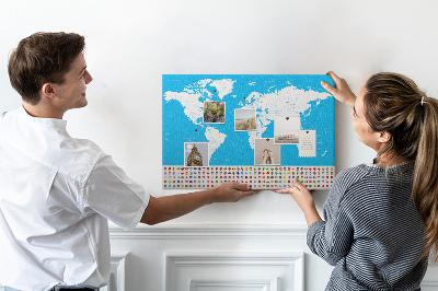 Kurkbord kleurrijke wereldkaart met landvlaggen